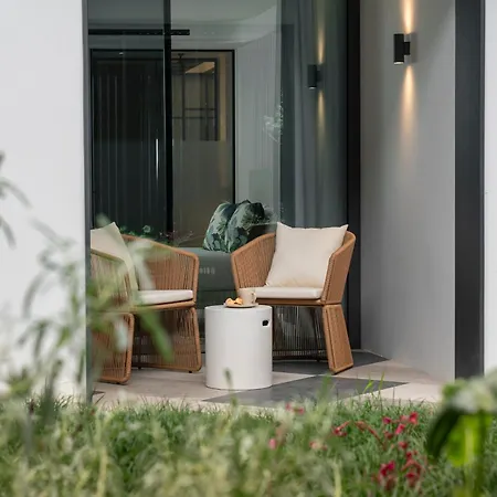 Luxury Garden At Savoy Insular Apartman